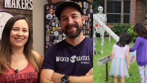 Pareja crea tobogán para entregar dulces a los niños que pidan calaverita