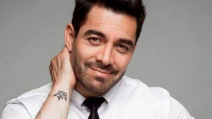 Omar Chaparro presume su nuevo look para su nueva película