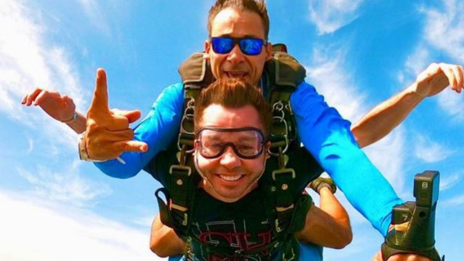 Memo Garza revela el sexo de su bebé aventándose de un avión