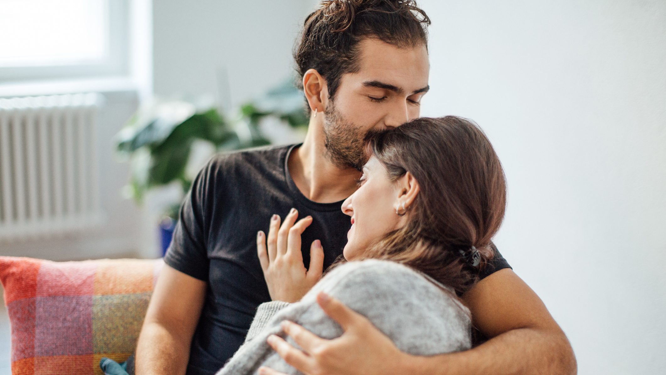 El increíble significado que tiene el beso en la frente