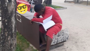 Vendedor de helados es sorprendido estudiando y le dan una beca