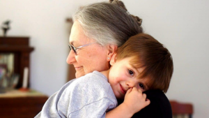Abuelita le cobra a su hija por cuidar a su nieto y provoca debate en las redes