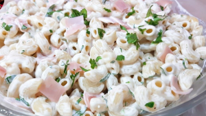 Rica ensalada cremosa de coditos para la cena de Navidad