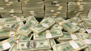 Pareja hereda más de 148 millones de pesos a sus vecinos