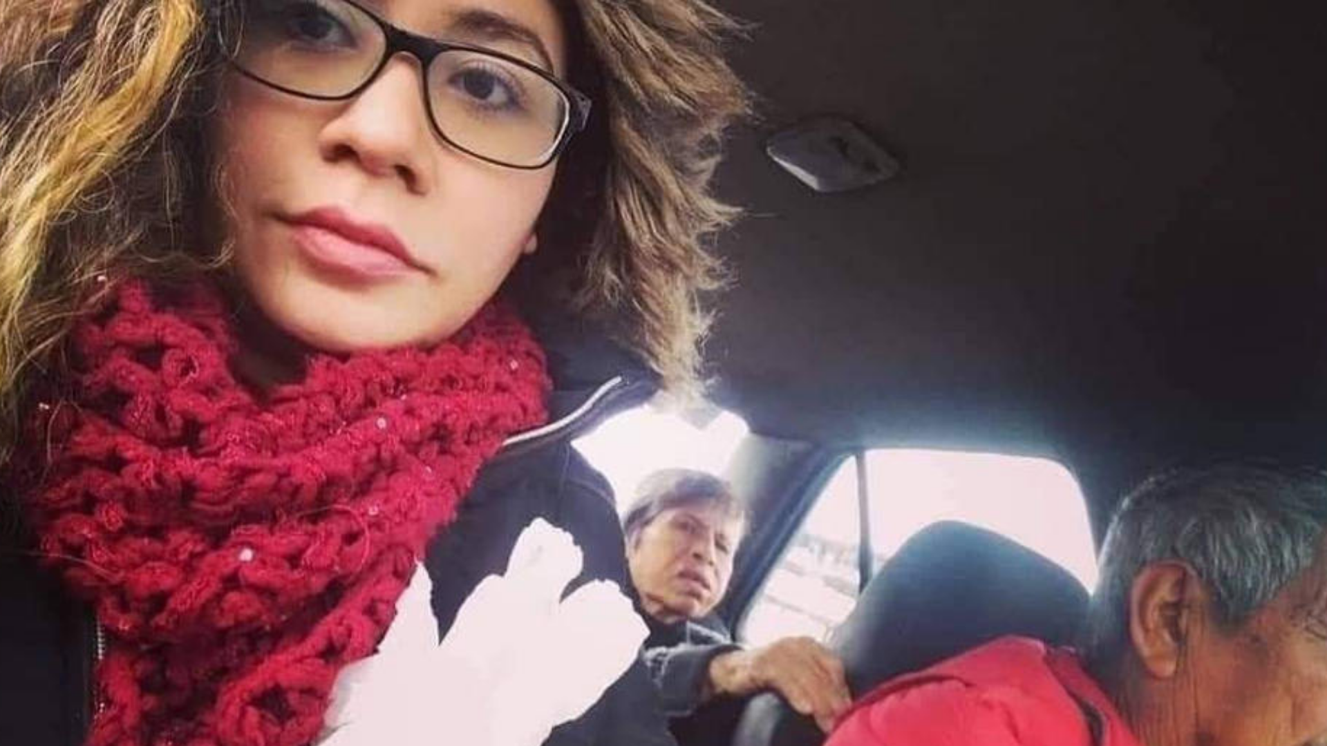 Taxista viaja con su esposa con Alzheirmer para cuidarla