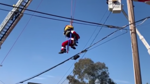 Santa Claus es rescatado después de enredarse en los cables eléctricos