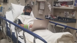 Maestro conmueve al calificar a sus alumnos antes de ser operado