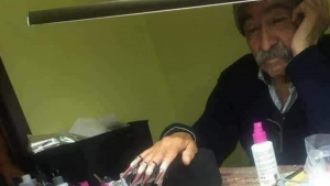 Padre conmueve al ser modelo de uñas para el examen final de su hija