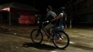 Recorre 36km diarios para recoger a su esposa en el trabajo