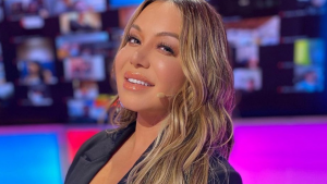 Chiquis Rivera luce hermosa al posar con sólo una camisa blanca