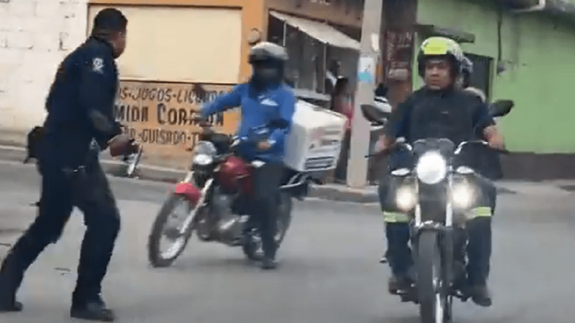 Repartidor en moto de la un "aventon" a policía para atrapar a ladrones