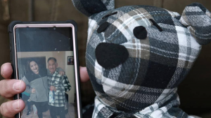 Mujer hace peluches con ropa de la gente que perdió la vida por la pandemia