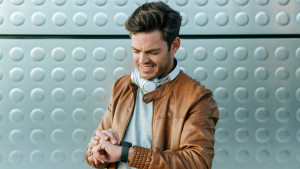 No es flojera, la ciencia explica por qué algunas personas son impuntuales