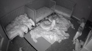 Cámara graba a trillizas hablando con un fantasma en la madrugada