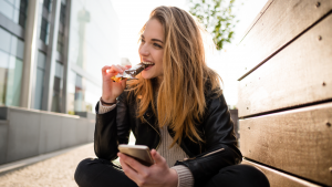 Estos alimentos y el chocolate te ayudarán a retrasar que te salgan canas