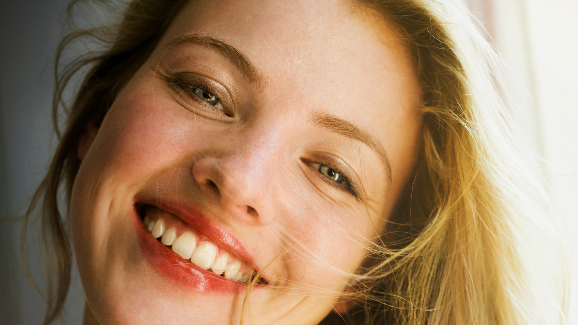 Ciencia confirma que las chicas que sonríen y huelen rico son muy atractivas