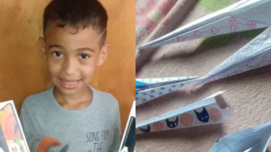 Pequeño niño vende avioncitos de papel para comprarse un celular