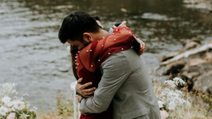 Pareja se propone matrimonio al mismo tiempo y queda grabado