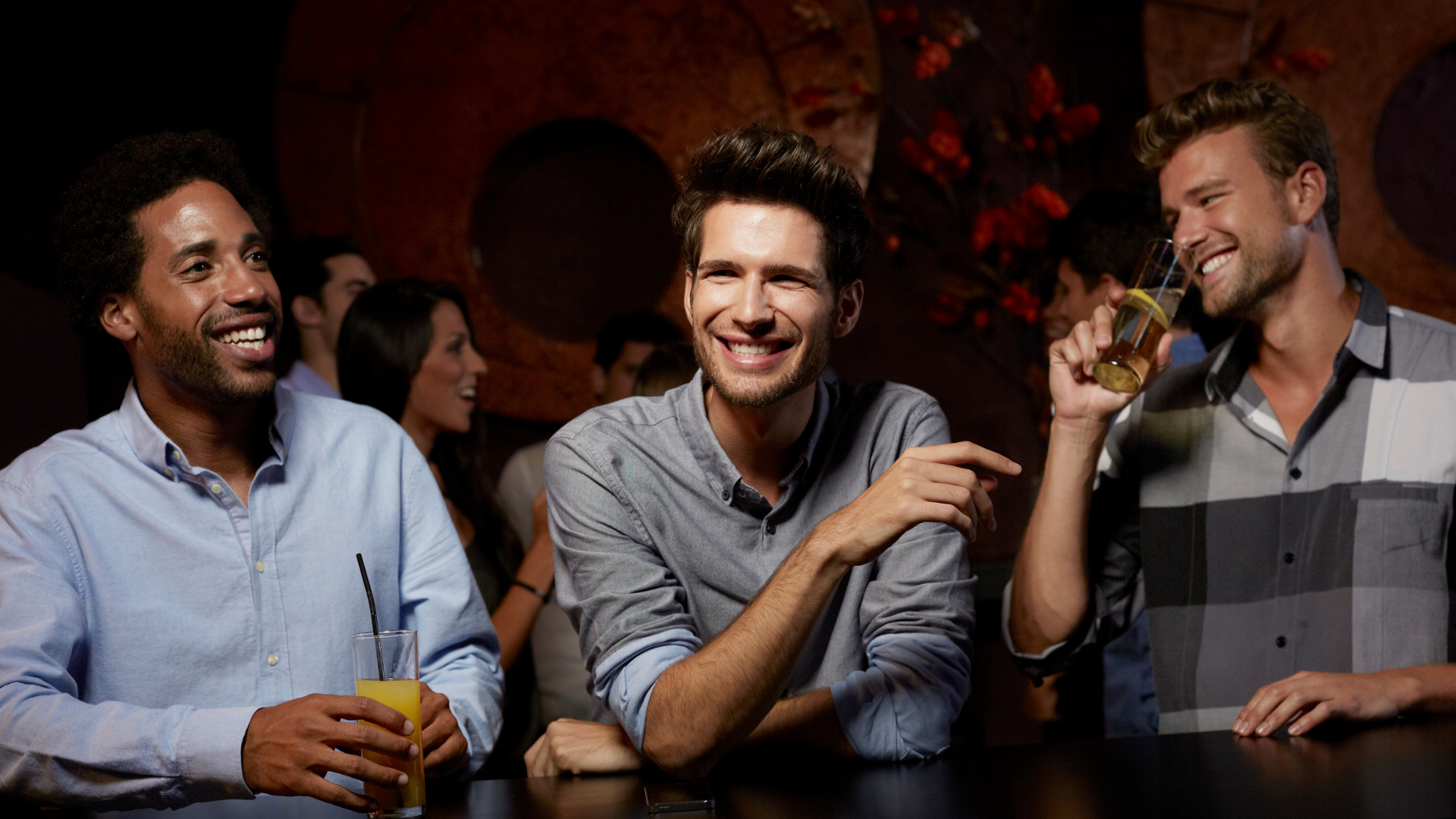 Según estudio, los hombres se sienten atraídos entre ellos estando borrachos