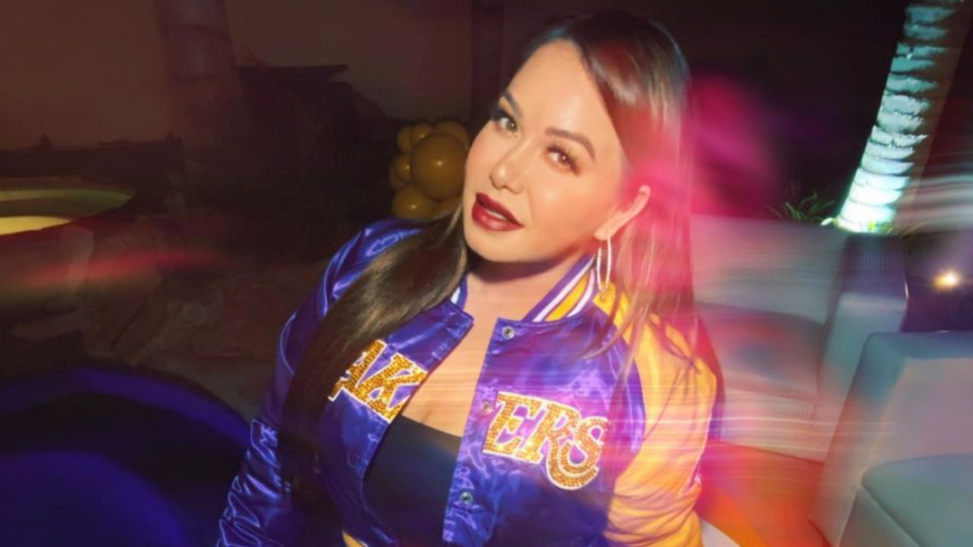 Chiquis Rivera comparte foto amando sus curvas en jumpsuit morado