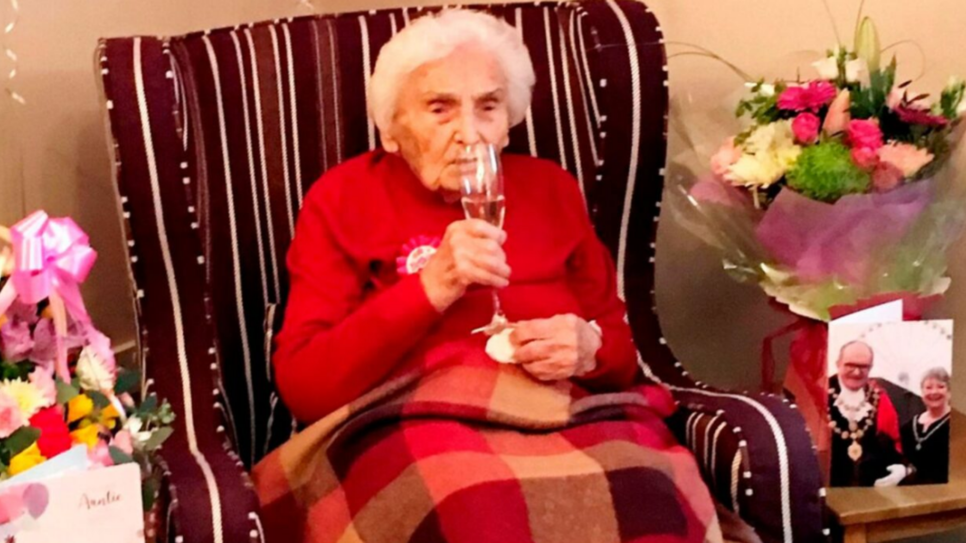 Abuelita de 105 años revela el secreto para mantenerse tranquila