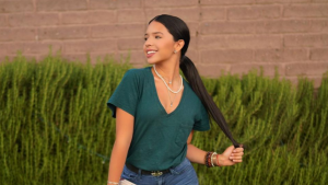 Ángela Aguilar presume el ramo de flores de quien la está enamorando