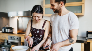 Esto significa que tu pareja te de un besito en el hombro