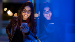 Así afecta la luz azul de la pantalla de tu celular afecta a tu piel