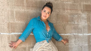 Chiquis Rivera llama la atención con su coqueto vestido rojo