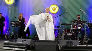 Festival del 10 de mayo; Eugenia León felicita a las mamás en Palacio Nacional