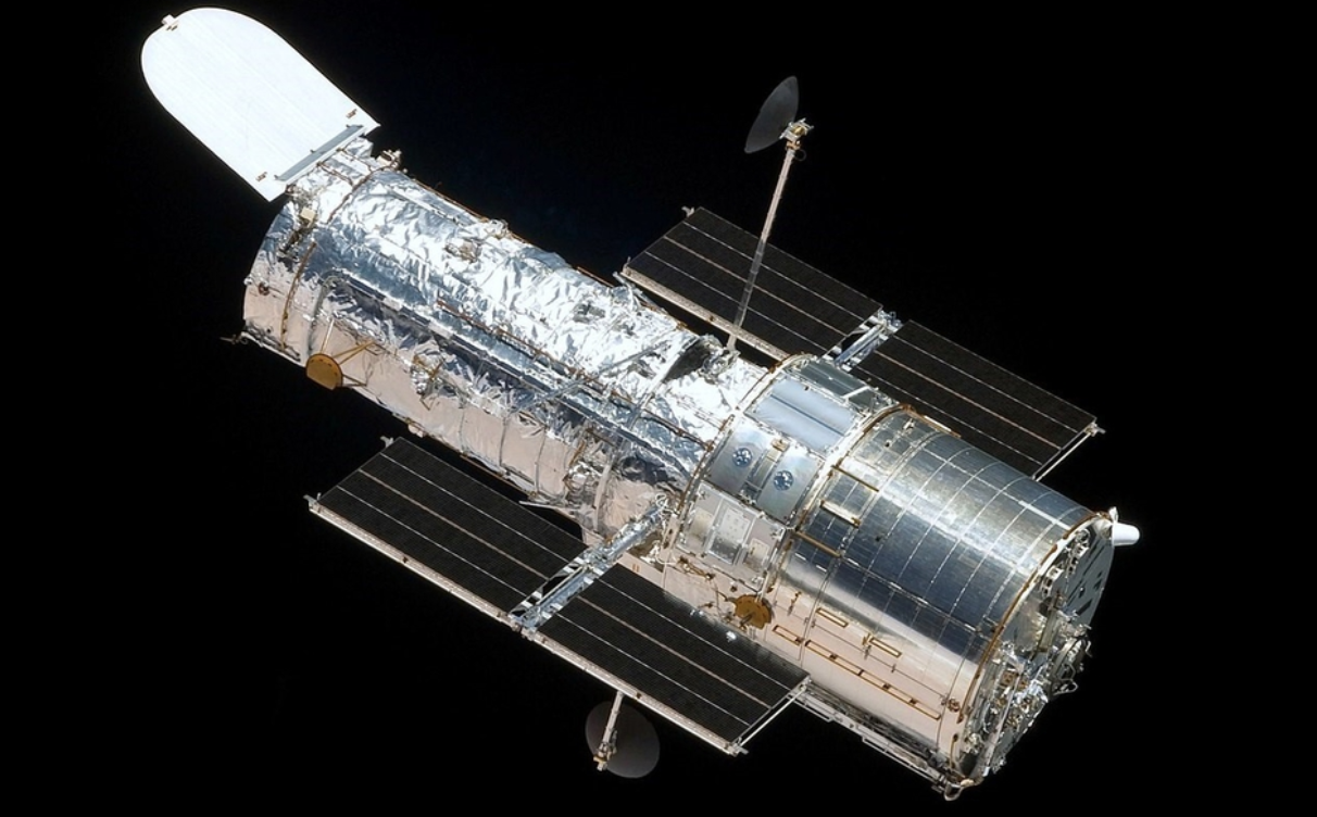 La sensibilidad a la luz ultravioleta (UV) del Hubble ofrece una mirada única a la radiación del gas extremadamente caliente que cae sobre el planeta.