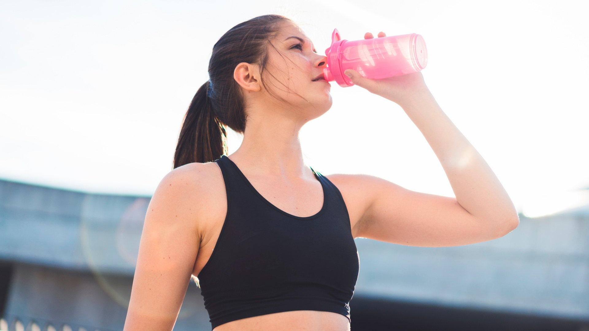 ¿Por qué tomar agua color rosa te ayuda a correr más rápido?