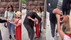 Chico "regala" iPhone a pequeña y luego se lo quita al terminar de grabar