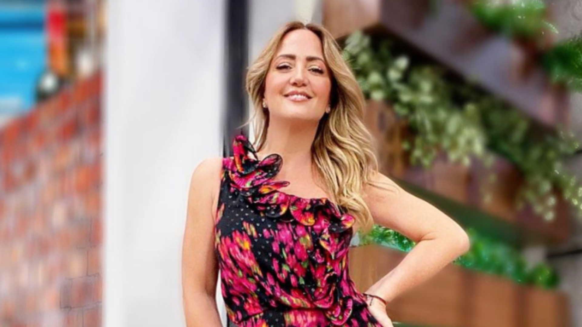 Andrea Legarreta presume entallada figura a sus casi 50 años