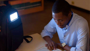 Esta es la mochila con luz led para que lo niños de escasos recursos