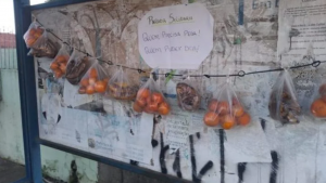 Vecinos dejan fruta en una parada de autobús para los que necesiten