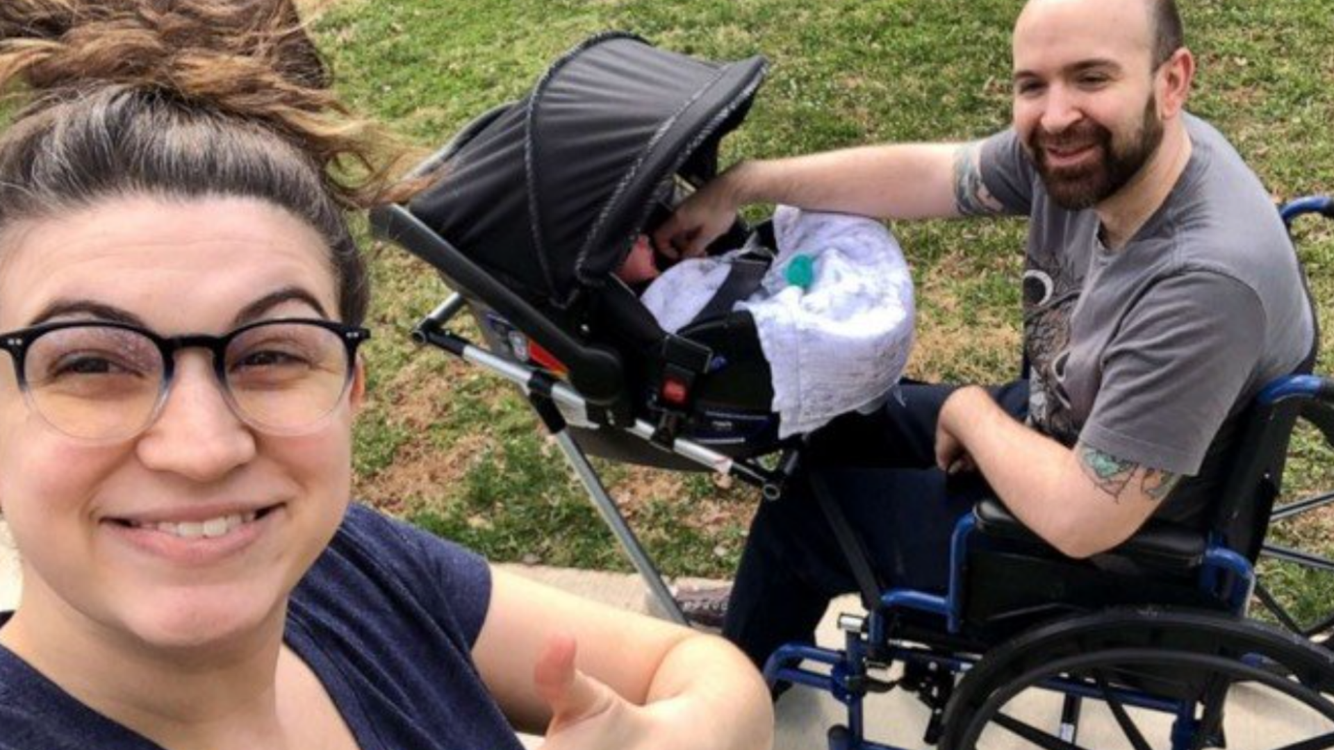 Adaptan silla de ruedas para que su papá pueda pasear al bebé