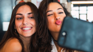 Nueva ley determina que las influencers deberán declarar cuando usan filtro