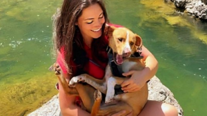 Chica adopta a un perrito y así recorren el mundo juntos