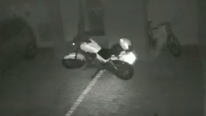 motocicleta-se-enciende-sola-en-estacionamiento-subterraneo