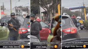 Carga en su espalda a su perrito mientras limpia los parabrisas de los carros