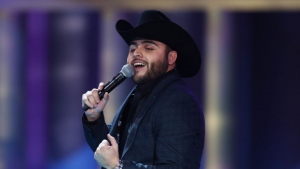 Gerardo Ortiz celebra un reconocimiento con su tema "Tranquilito"