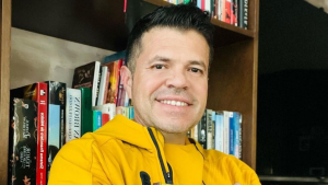 Jorge Medina presume preciado regalo de Vicente Fernández