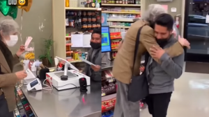 Abuelita gana la lotería y la reparte con el cajero que le vendió el boleto