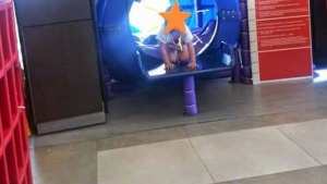 Papá comparte foto de su hija jugando y captura a su amigo imaginario