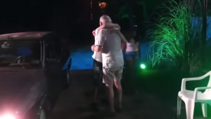 Nieto ahora 3 años para darle el regalo de sus sueños a su abuelito