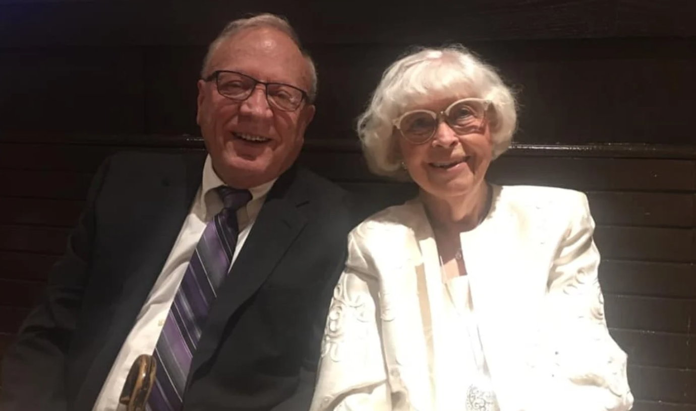 Ultimo deseo de su difunto esposo era que se casará con su mejor amigo