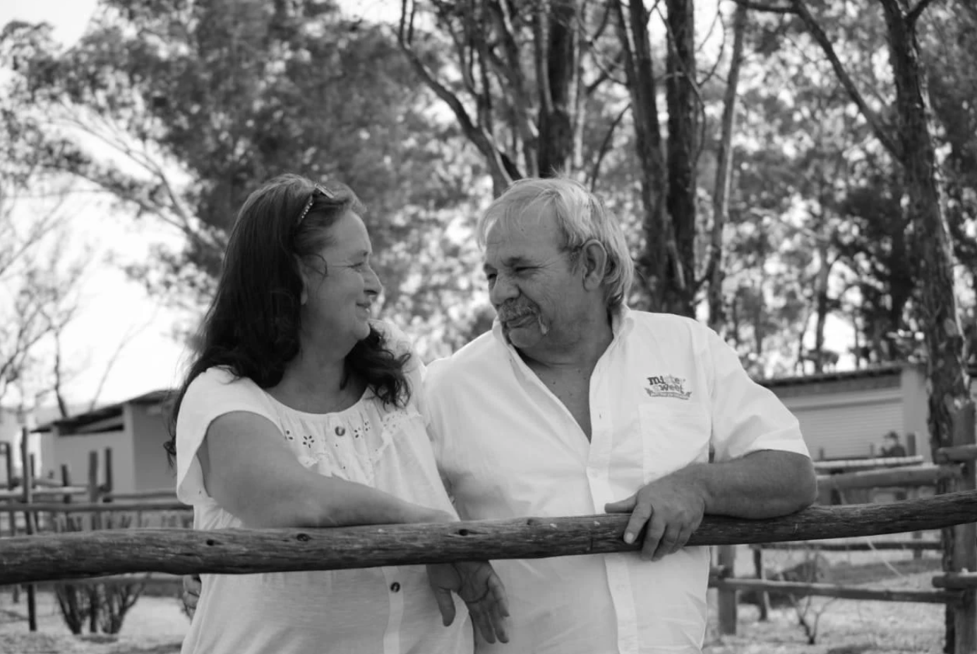 Novios de la niñez se reencuentran 45 años después y se casan