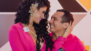 Edwin Luna invita a niño para ponerle uñas a su esposa por noble causa