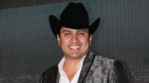 Julión Álvarez habla del papel que hace su mamá en su vida profesional